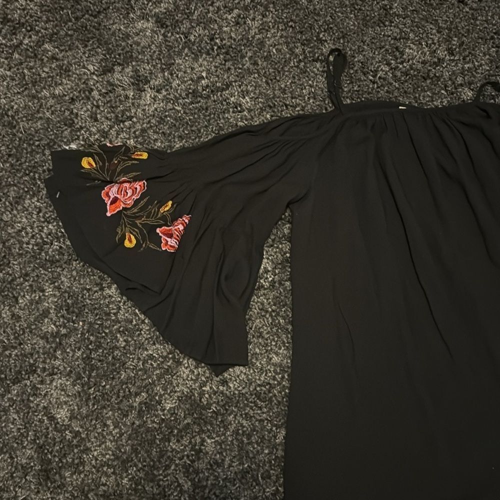 Black Off Shoulder Blouse w/ Floral Design Flowing Sleeves by Feathers Size 2X - Picture 6 of 6